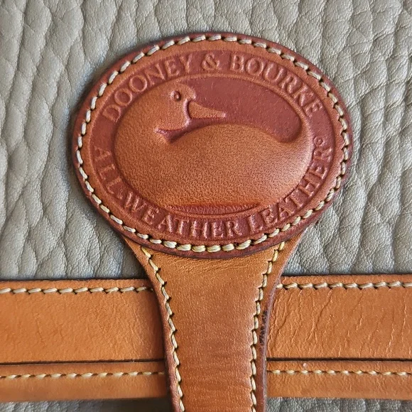Vintage Dooney & Bourke Classic Tan and Brown Leather Crossbody Bag - Picture 2 of 13